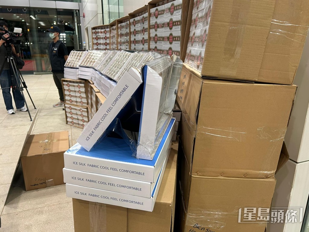 不法之徒亦利用印有衣物圖案、外觀精美的紙盒包裝私煙,企圖混淆視聽。 不法之徒亦利用印有衣物圖案、外觀精美的紙盒包裝私煙,企圖混淆視聽。