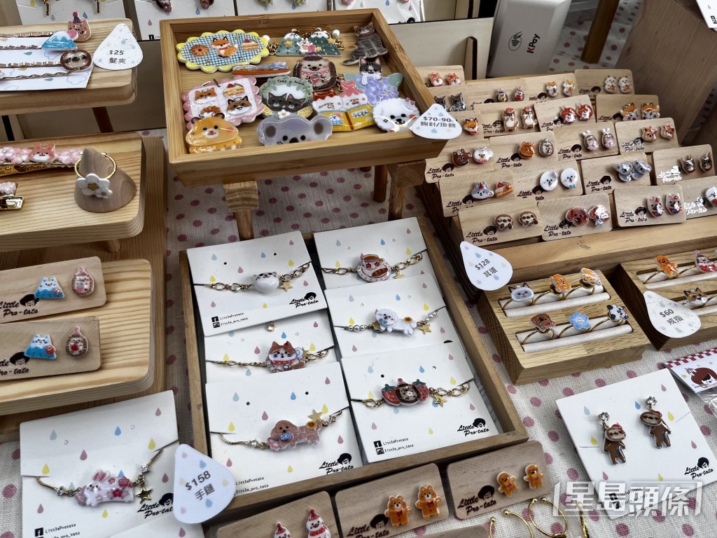 Jeannie表示自己的作品以動物為主題,產品包括熱縮片、飾物及插畫紙製品等。 Jeannie表示自己的作品以動物為主題,產品包括熱縮片、飾物及插畫紙製品等。