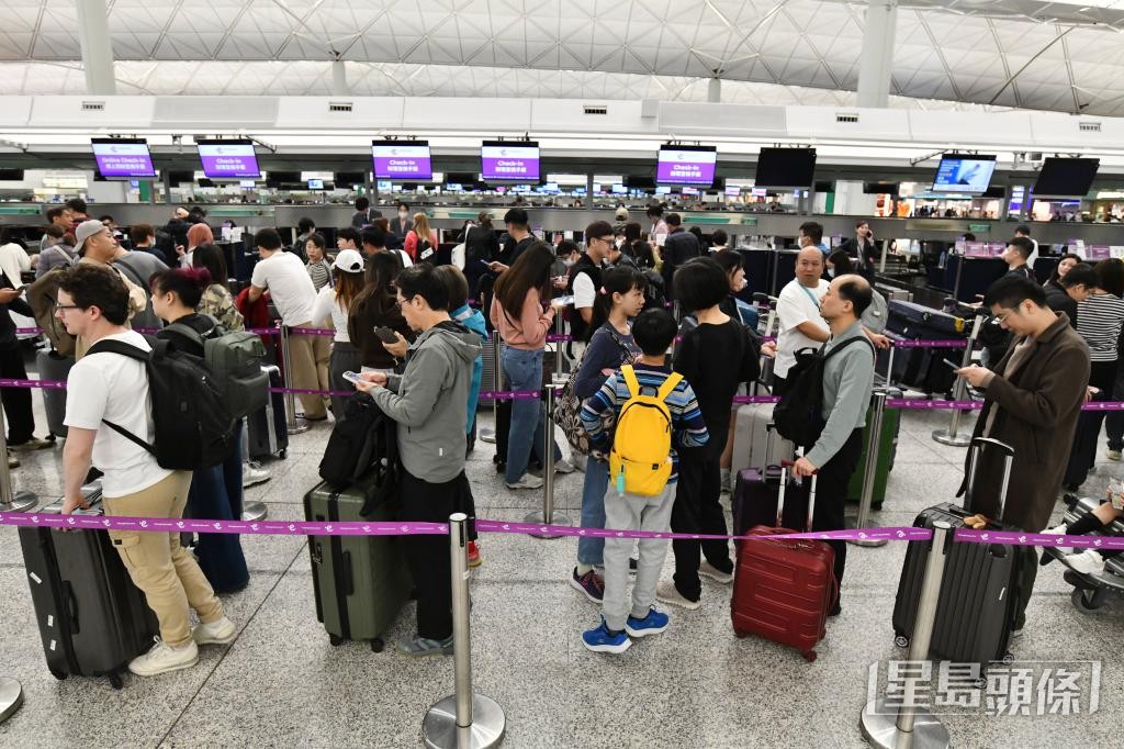 去年《施政報告》落實從2026/27學年起,專上院校非本地生自費就學名額上限由40%增至50%。 去年《施政報告》落實從2026/27學年起,專上院校非本地生自費就學名額上限由40%增至50%。