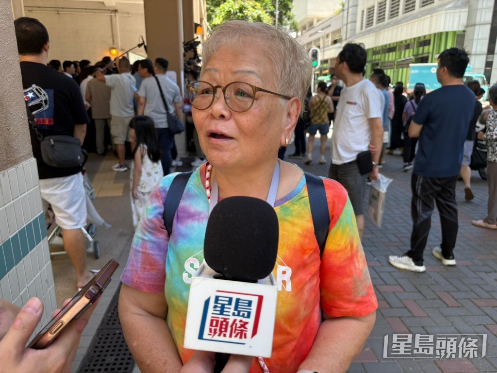 梁婆婆指李家超是歷任特首做得最好的一位。黃子龍攝 梁婆婆指李家超是歷任特首做得最好的一位。黃子龍攝