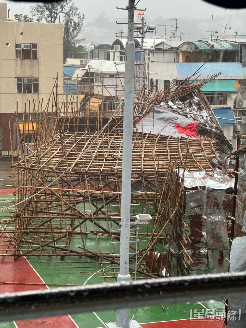 長洲北帝廟附近籃球場一個大約15米高的棚架疑不敵強風被吹塌。網上圖片