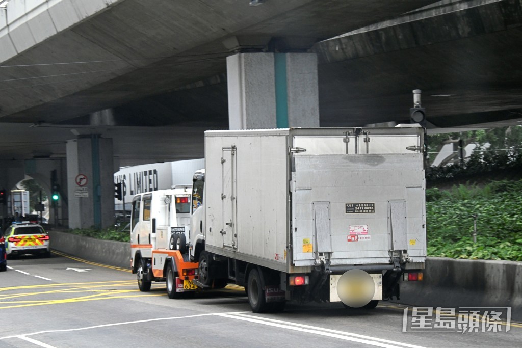 涉事輕貨稍後被拖走。楊偉亨攝