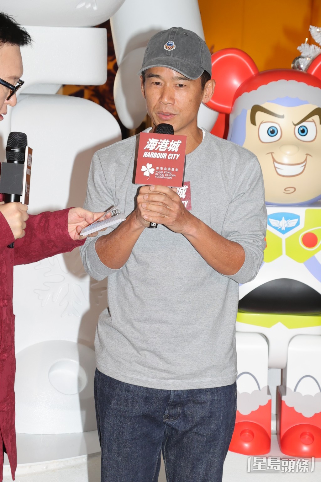 与林海峰到尖沙咀出席慈善筹款揭幕礼。