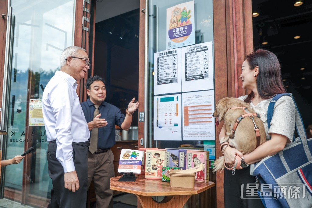 一行人與餐廳負責人交流。 一行人與餐廳負責人交流。