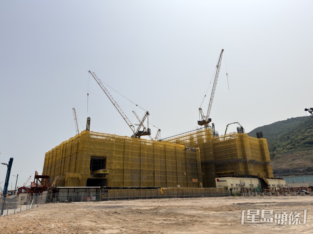 意外現場為東涌迎東路與錦東街交界一個興建中的數據中心地盤。梁國峰攝 意外現場為東涌迎東路與錦東街交界一個興建中的數據中心地盤。梁國峰攝