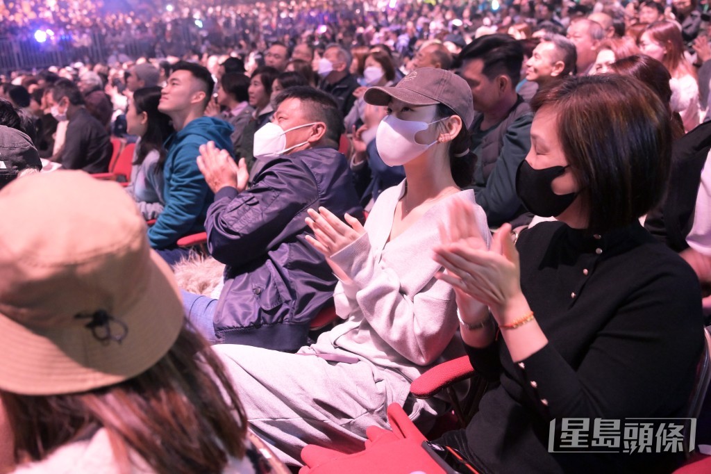 炎明熹休息期間多次看演唱會。