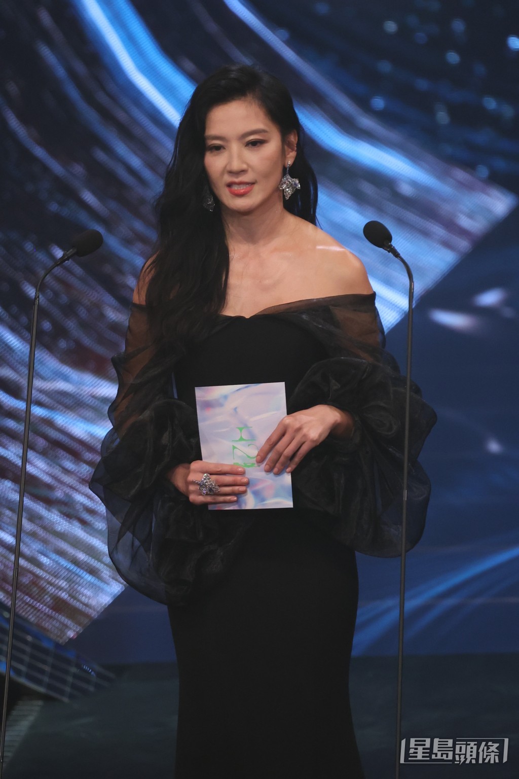 久未露面的台湾女星林熙蕾负责颁发奖项“最佳男配角”。  ​