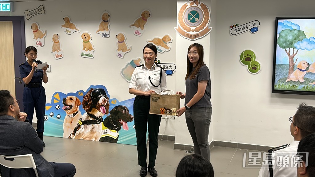海關助理關長(邊境及港口)蔣依莉頒獎予命名大賽冠軍得主黎小姐。 海關助理關長(邊境及港口)蔣依莉頒獎予命名大賽冠軍得主黎小姐。
