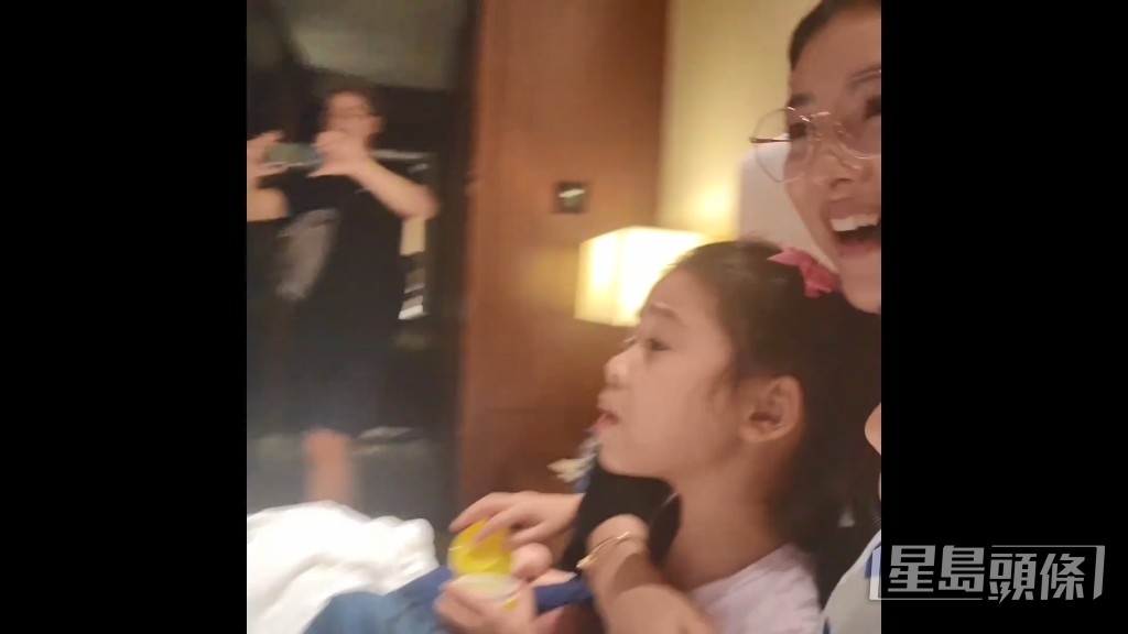 Camilla见到妈咪拎住手鎗住爸爸时，以英文追问妈咪“为何你要射爸爸？”