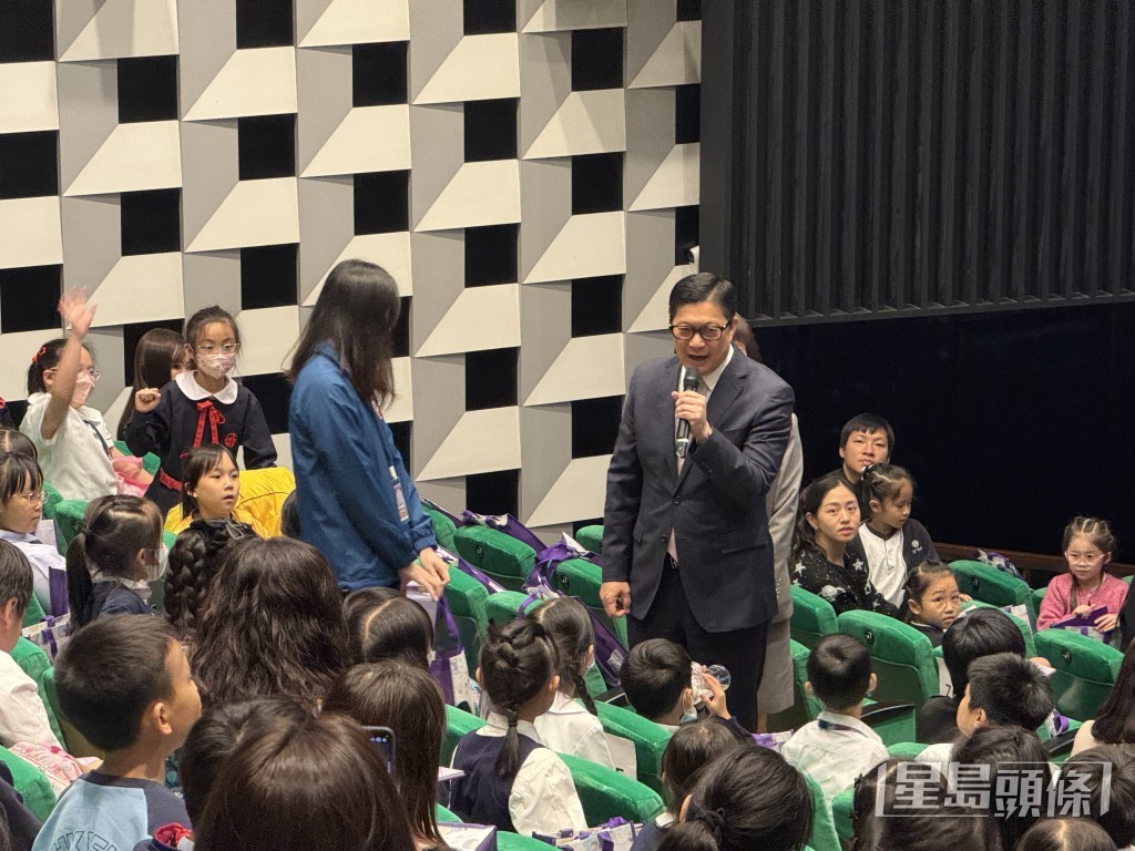 鄧炳強與學童互動。