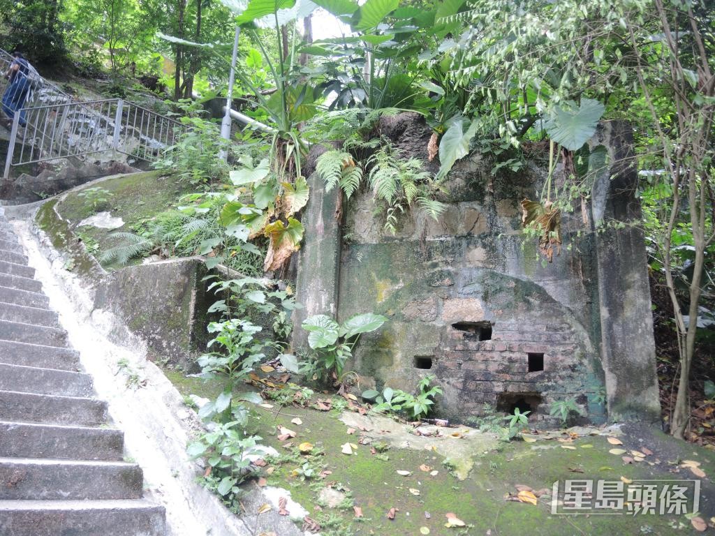 中西區現存28條廢置隧道,其中位於堅尼地道的防空洞洞口已遭封閉。 中西區現存28條廢置隧道,其中位於堅尼地道的防空洞洞口已遭封閉。