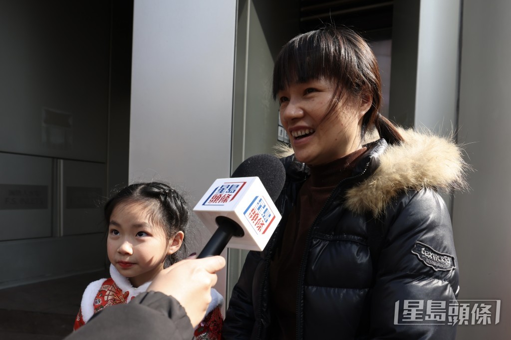 来自广东的旅客张女士(右)。欧乐年摄 来自广东的旅客张女士(右)。欧乐年摄