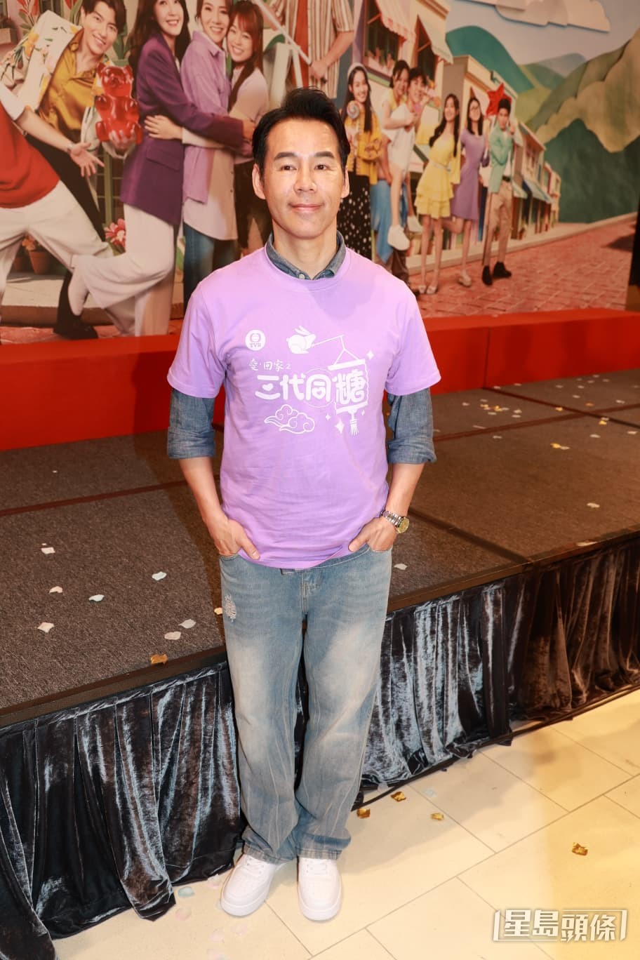 徐榮否認為TVB新處境劇《愛.回家之三代同糖》救亡。 徐榮否認為TVB新處境劇《愛.回家之三代同糖》救亡。