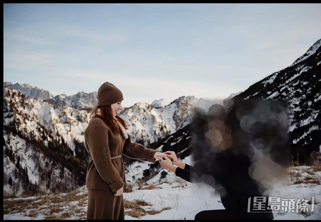 施宇琪未婚夫在雪地向她求婚。