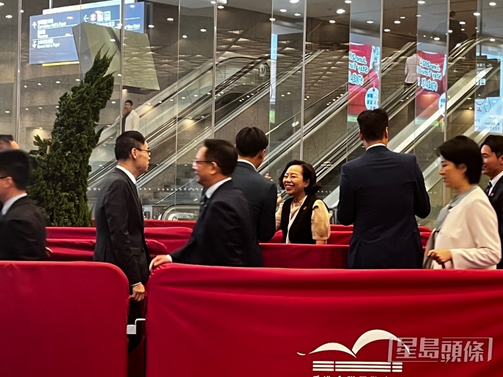 民政及青年事务局局长麦美娟（左五）到场。李健威摄