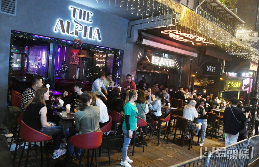 蘭桂坊的酒吧街世界知名,近30%露天及戶外酒吧提供水煙服務。 蘭桂坊的酒吧街世界知名,近30%露天及戶外酒吧提供水煙服務。