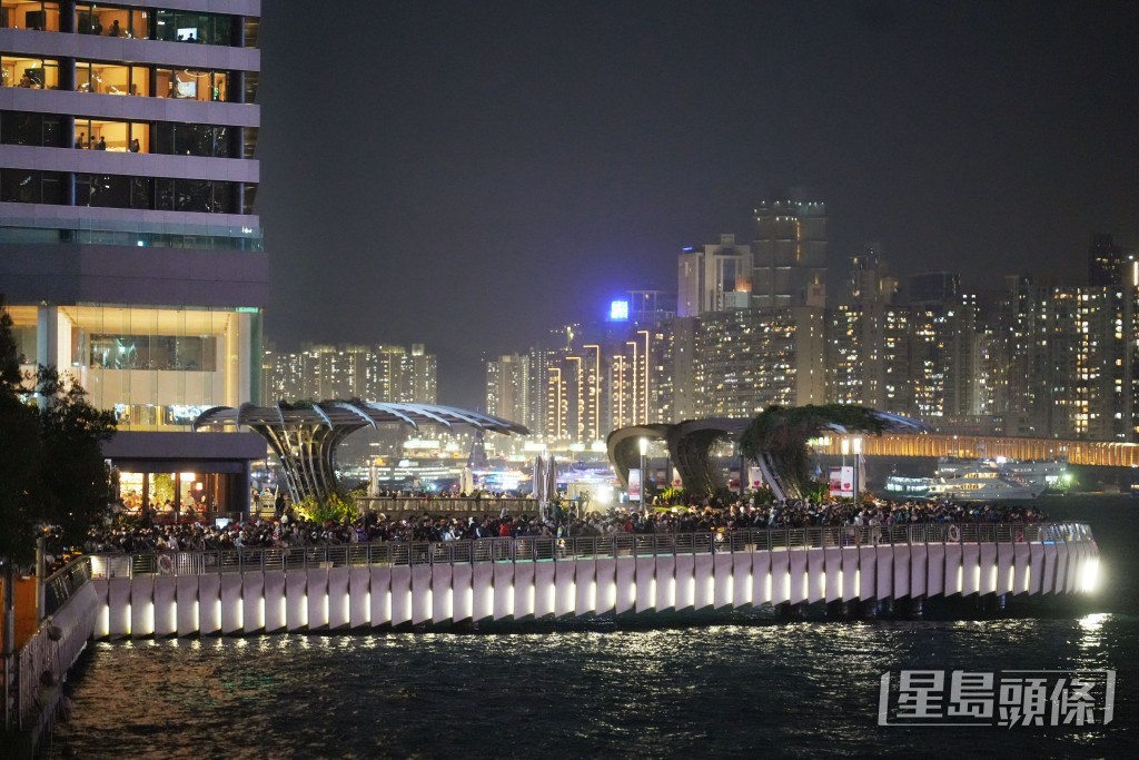 市民在尖沙咀海傍等候賀歲煙花。劉駿軒攝 市民在尖沙咀海傍等候賀歲煙花。劉駿軒攝