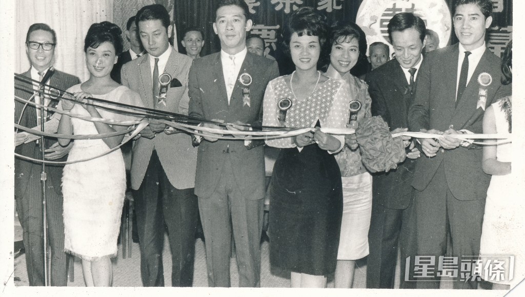 1965年一眾藝人出席寶國酒家茶樓開幕儀式,(右起)朱江、關海山、羅蘭、丁瑩、張英才、胡楓等現身剪綵。 1965年一眾藝人出席寶國酒家茶樓開幕儀式,(右起)朱江、關海山、羅蘭、丁瑩、張英才、胡楓等現身剪綵。