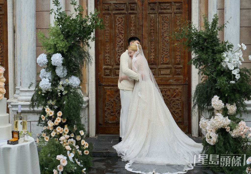 梁兆楹與伍富橋的全新婚紗相非常有歐洲童話婚禮風格。 梁兆楹與伍富橋的全新婚紗相非常有歐洲童話婚禮風格。
