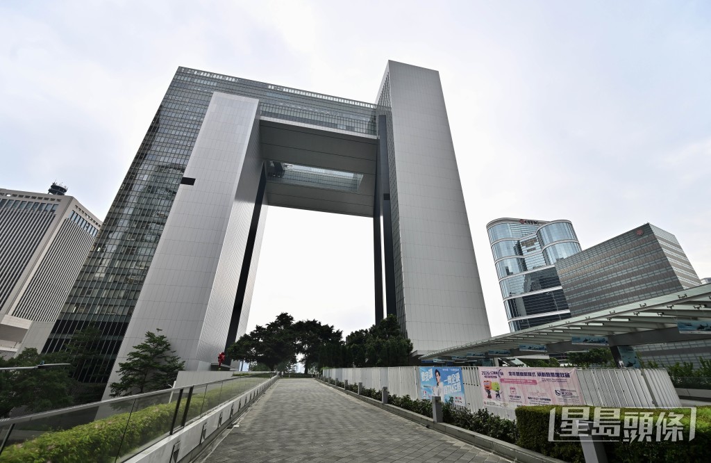 行會建議公務員劃一加薪2%,唯遭工會批評加幅未及通脹等同減薪。 行會建議公務員劃一加薪2%,唯遭工會批評加幅未及通脹等同減薪。
