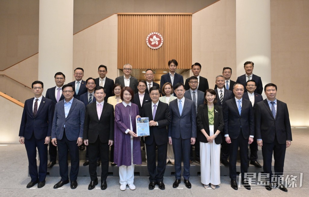 李家超（前排中）、署理政制及內地事務局局長胡健民（前排左三）和行政長官辦公室主任葉文娟（前排右三）與立法會主席李慧琼（前排左四）、內務委員會主席陳振英（前排右四）和副主席何君堯（前排左二）、財務委員會主席吳永嘉（前排右二）、立法會香港主動對接國家「十五五」規劃工作小組委員會主席吳秋北（前排左一）和副主席嚴剛（前排右一），以及小組委員會委員合照。
