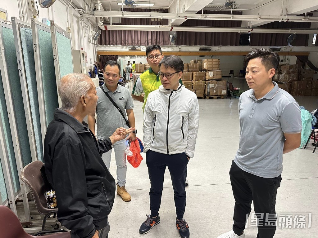 陈克勤赞扬现届政府天灾处理工作的效率。图为他早前探访受影响地区及居民。（陈克勤fb图片）