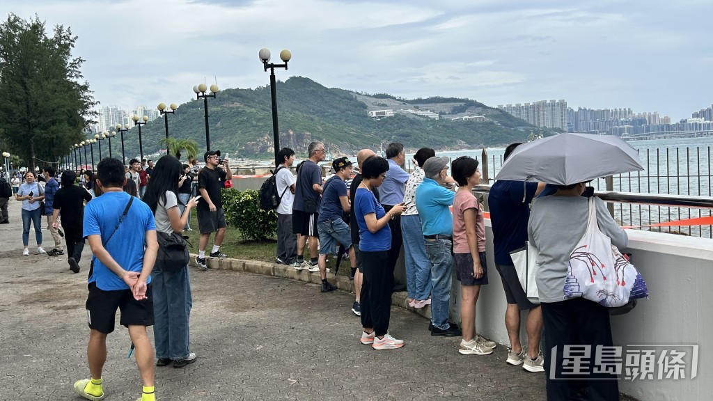 觀浪人潮如鯽。