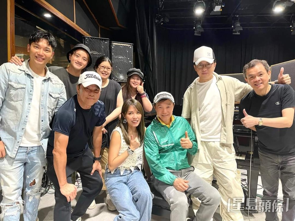 跟舊同事聚會。 跟舊同事聚會。