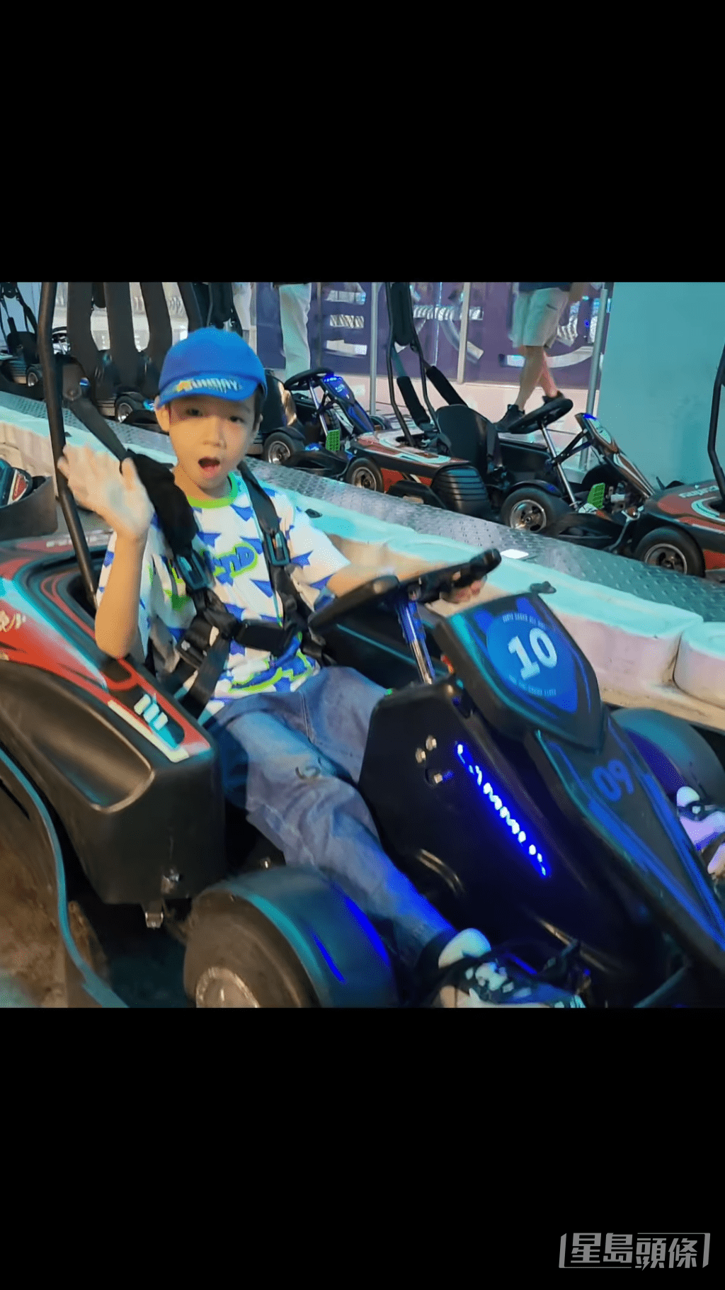 8岁二仔陈浩锋（Nathan）对镜头挥手，表现轻松又期待。