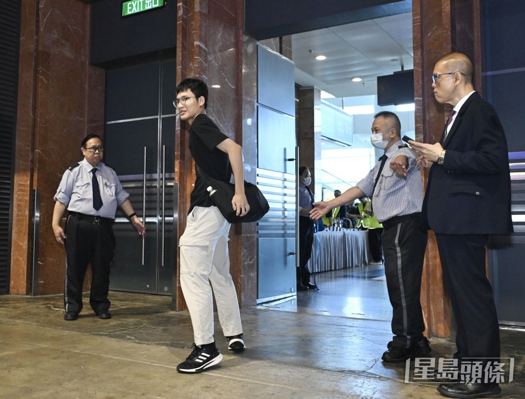 排在頭位的葉先生入場時承傳動漫傳統,復刻經典動作「反智轉身」。 排在頭位的葉先生入場時承傳動漫傳統,復刻經典動作「反智轉身」。