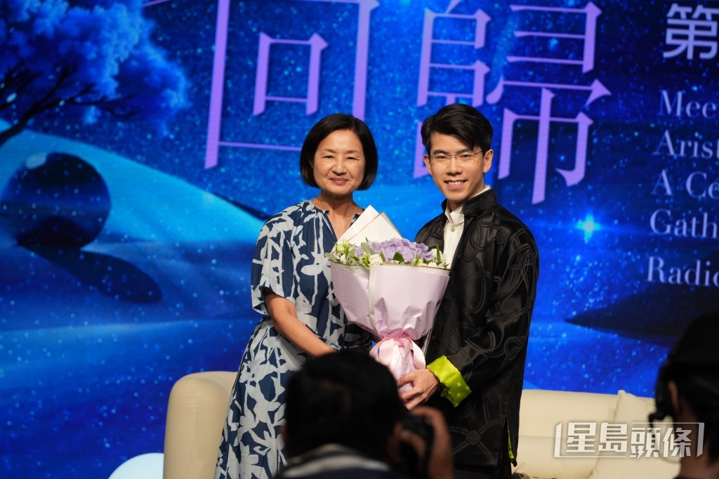 廣播處長關婉儀(左)向沈靖韜(右)送上鮮花祝賀。吳艷玲攝 廣播處長關婉儀(左)向沈靖韜(右)送上鮮花祝賀。吳艷玲攝