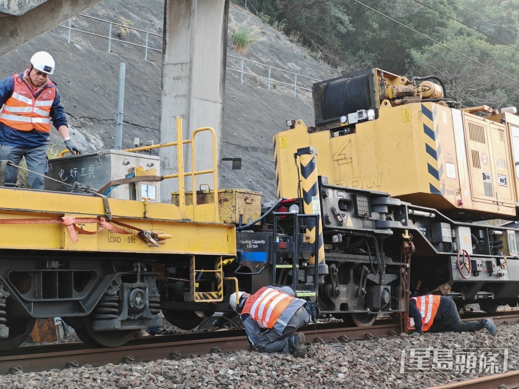 港鐵太和站附近昨日有工程車因車上水平感應系統出現故障，導致東鐵綫全綫列車服務受阻。資料圖片