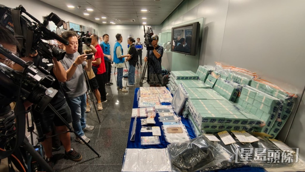 警方展示所得證物。 警方展示所得證物。