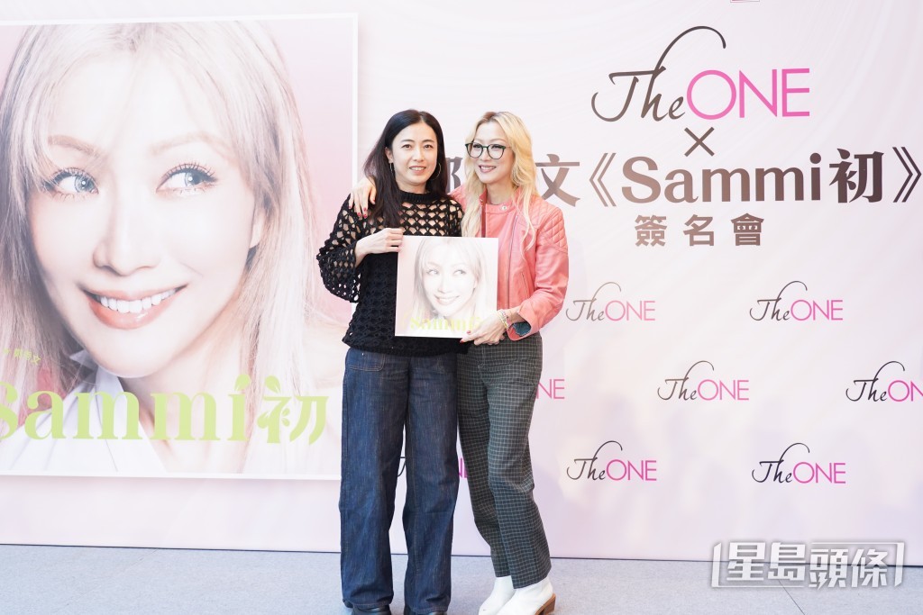Sammi特意準備了親筆簽名的全新黑膠LP率先送給華人置業集團行政總裁兼執行董事劉陳凱韻(劉太)。 Sammi特意準備了親筆簽名的全新黑膠LP率先送給華人置業集團行政總裁兼執行董事劉陳凱韻(劉太)。