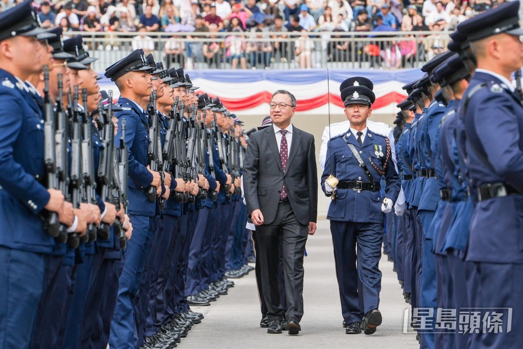 林定國以檢閱官的的身分出席警察學院結業會操。