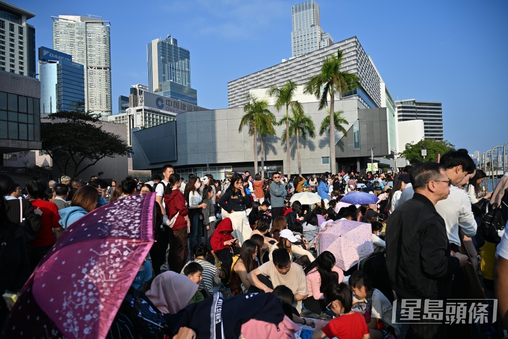 尖沙咀海旁同樣人頭湧湧。 尖沙咀海旁同樣人頭湧湧。