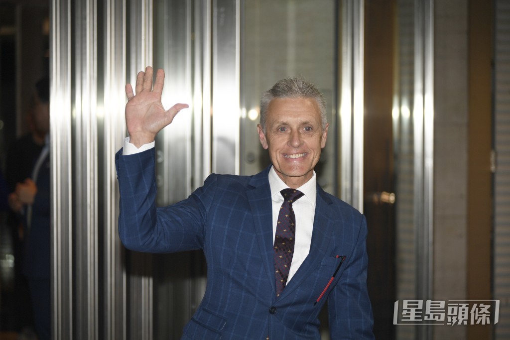 「晒冷」今朝内圈出试之后，廖康铭赶到机坪匆匆接马。