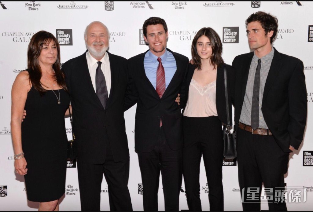 女兒Romy（右二）先發現父母遭割喉，倒斃家中。