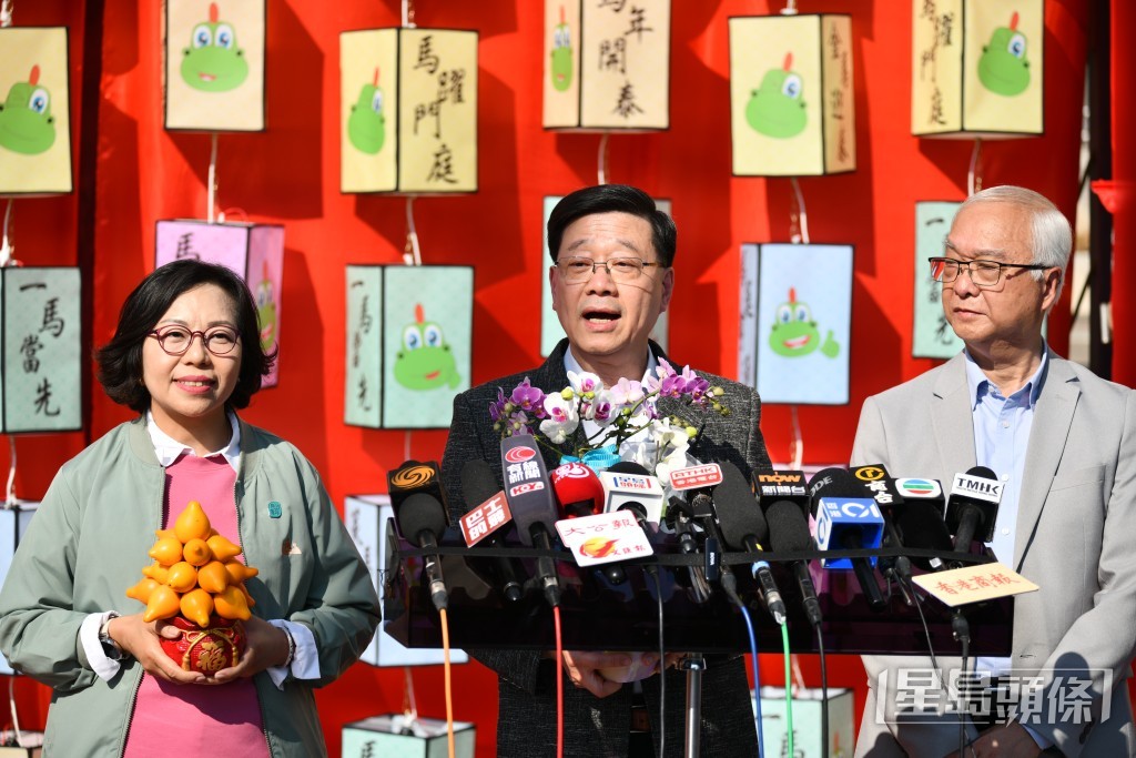 李家超祝廣大市民馬年龍馬精神、一馬當先、馬上有福。
