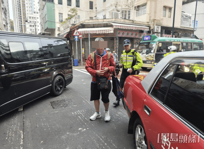 涉案的哥在場提供事發經過資料。黎志偉攝 涉案的哥在場提供事發經過資料。黎志偉攝