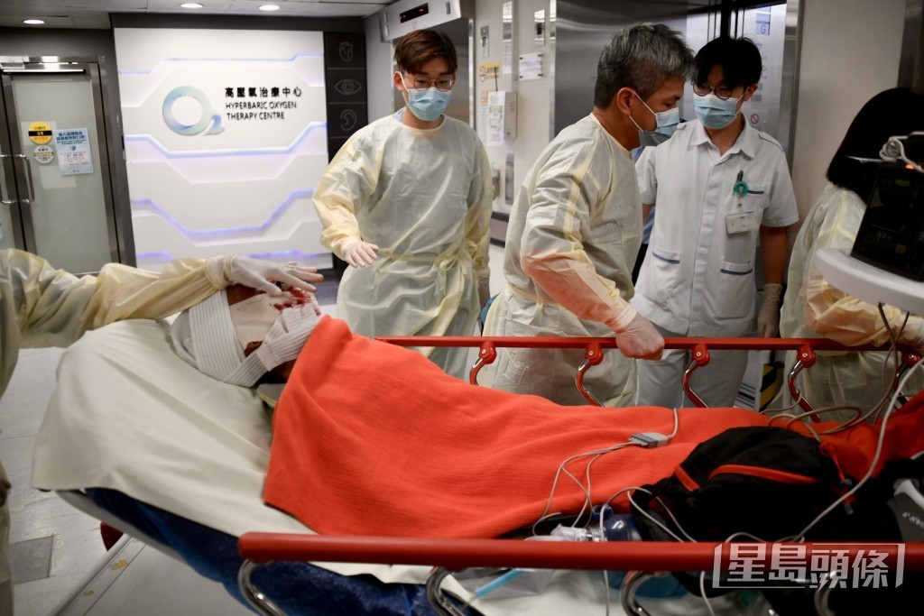 男工昏迷由直升機送東區醫院救治。楊偉亨攝 男工昏迷由直升機送東區醫院救治。楊偉亨攝