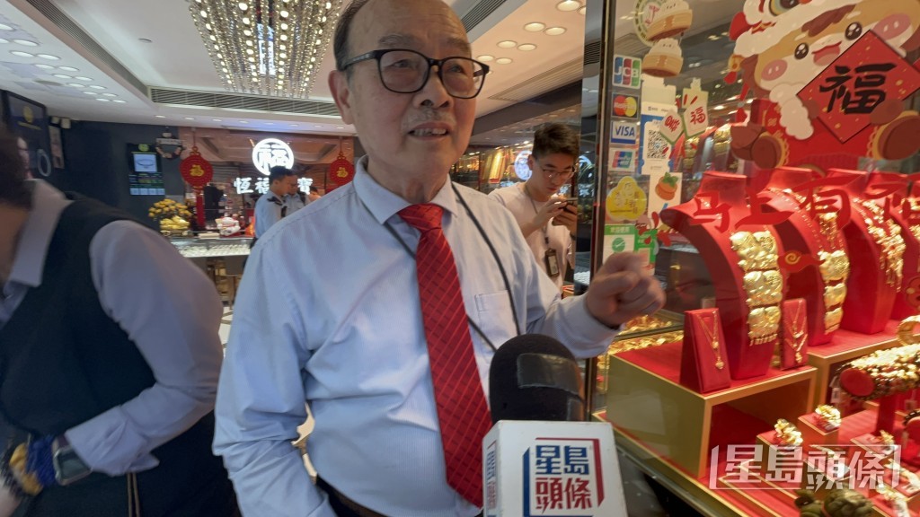 店東郭先生講述遇竊過程。楊偉亨攝