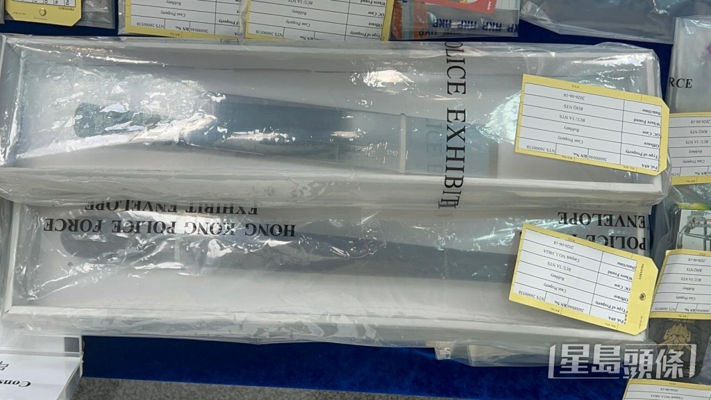 警方展示行劫的利刀。楊偉亨攝 警方展示行劫的利刀。楊偉亨攝