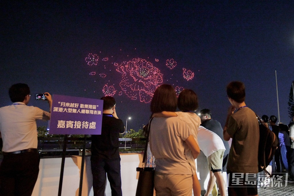 逾千架無人機從中環海濱活動空間起飛,至維港上空拼出多個圖案。歐樂年攝 逾千架無人機從中環海濱活動空間起飛,至維港上空拼出多個圖案。歐樂年攝