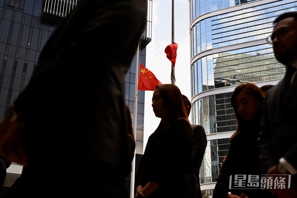 警方儀仗隊進場進行升旗禮，之後降半旗。