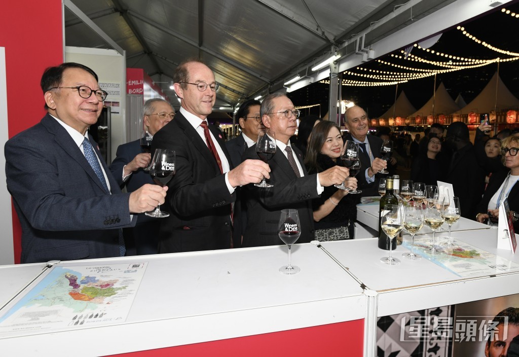 政務司司長陳國基與文體旅局局長羅淑佩等一同品嚐美酒。 政務司司長陳國基與文體旅局局長羅淑佩等一同品嚐美酒。