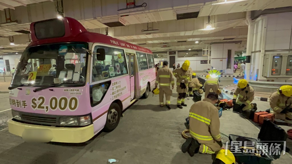 消防到場救出被困車底男子。蔡楚輝攝 消防到場救出被困車底男子。蔡楚輝攝