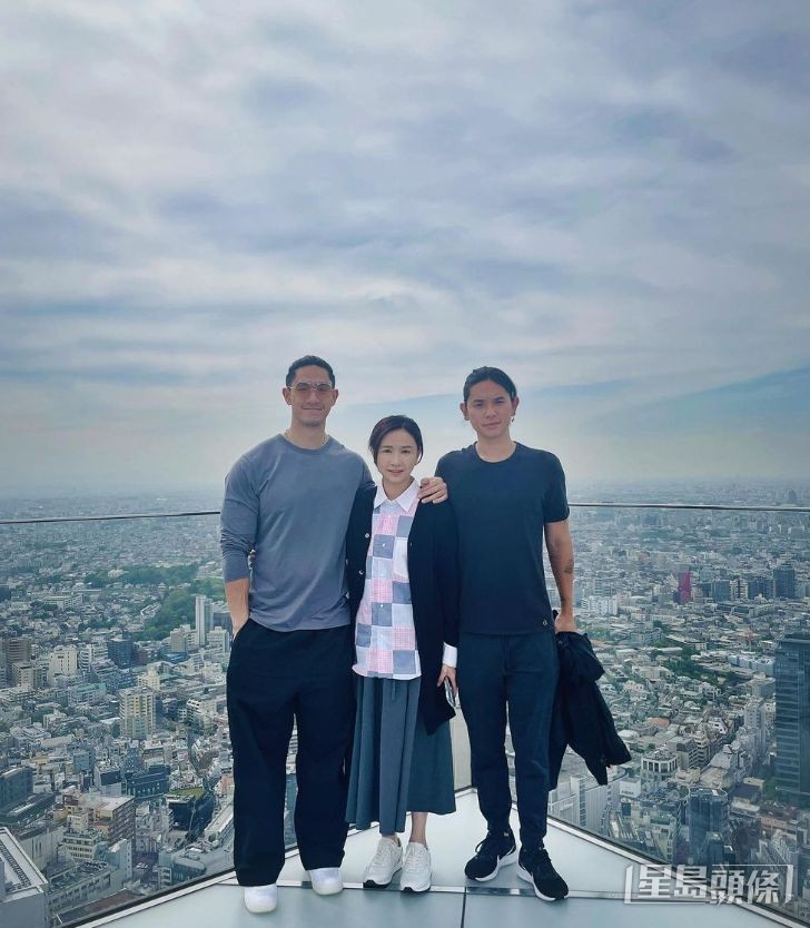吳婉芳早前與兩子遊東京，逆齡美貌曝光，與囝囝如同姊弟！