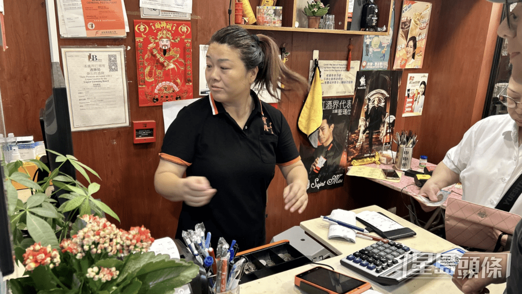 負責黃小姐表示,受封路影響,巴士繞道而行,少了人流,舖頭生意因而只有平日的三、四成。蔡楚輝攝 負責黃小姐表示,受封路影響,巴士繞道而行,少了人流,舖頭生意因而只有平日的三、四成。蔡楚輝攝