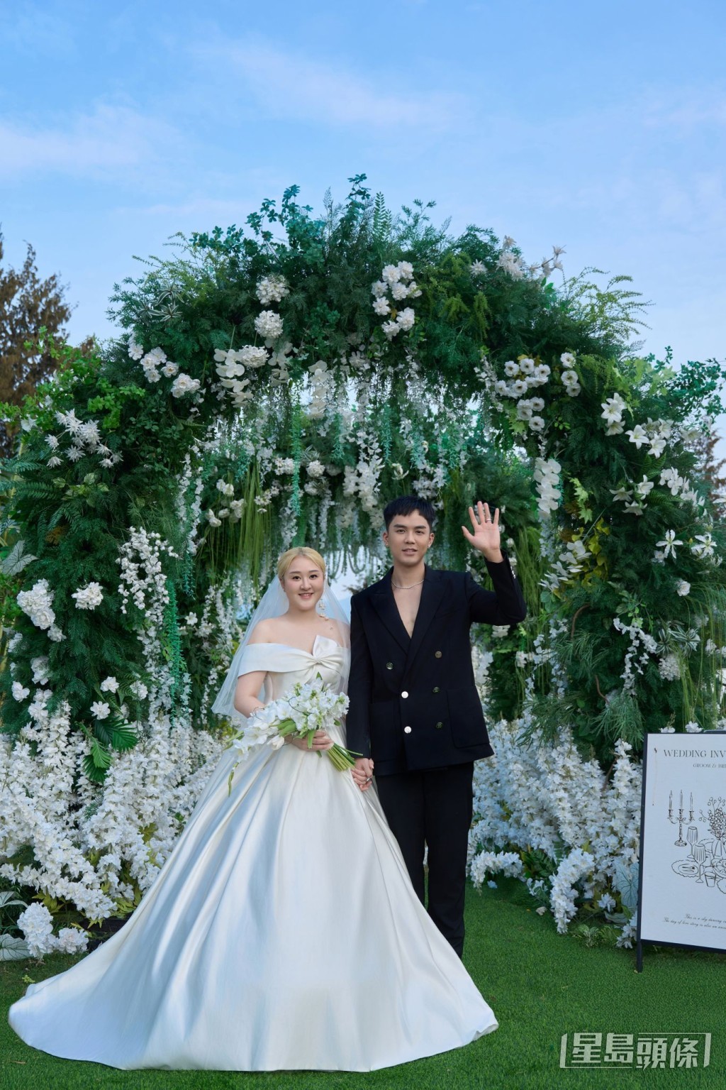 梁兆楹與伍富橋全新的婚紗相。 梁兆楹與伍富橋全新的婚紗相。